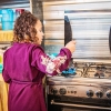 I familiens køkken laver Muna tit arabisk kaffe. Foto: Nesma Ainsour.