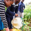 Når der ikke er vand på skolen, henter Gift vand i Nairobi-floden til at gøre rent med. Foto: Hans Bach.