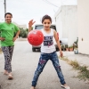 Santa er også vild med basketball. Hendes kusiner, Joyee og Joanna, vil også gerne spille med. Foto: William Vest-Lillesøe