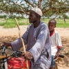 I dagens anledning kom naboen og hentede Teïdo på motorcykel - det er jo ikke hver dag, man skal interviewes til en bog. Foto: William Vest-Lillesøe