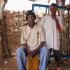 Teïdo sammen med sin far. Det er de eneste "mænd" i familien. Foto: William Vest-Lillesøe