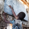 En pige peger på engelske ord på en skole i landsbyen Bajarial i det nordlige Sydsudan